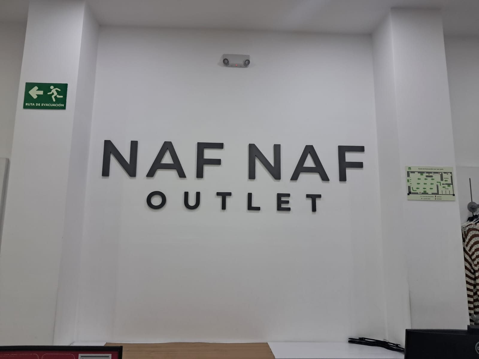 Fachada comercial después